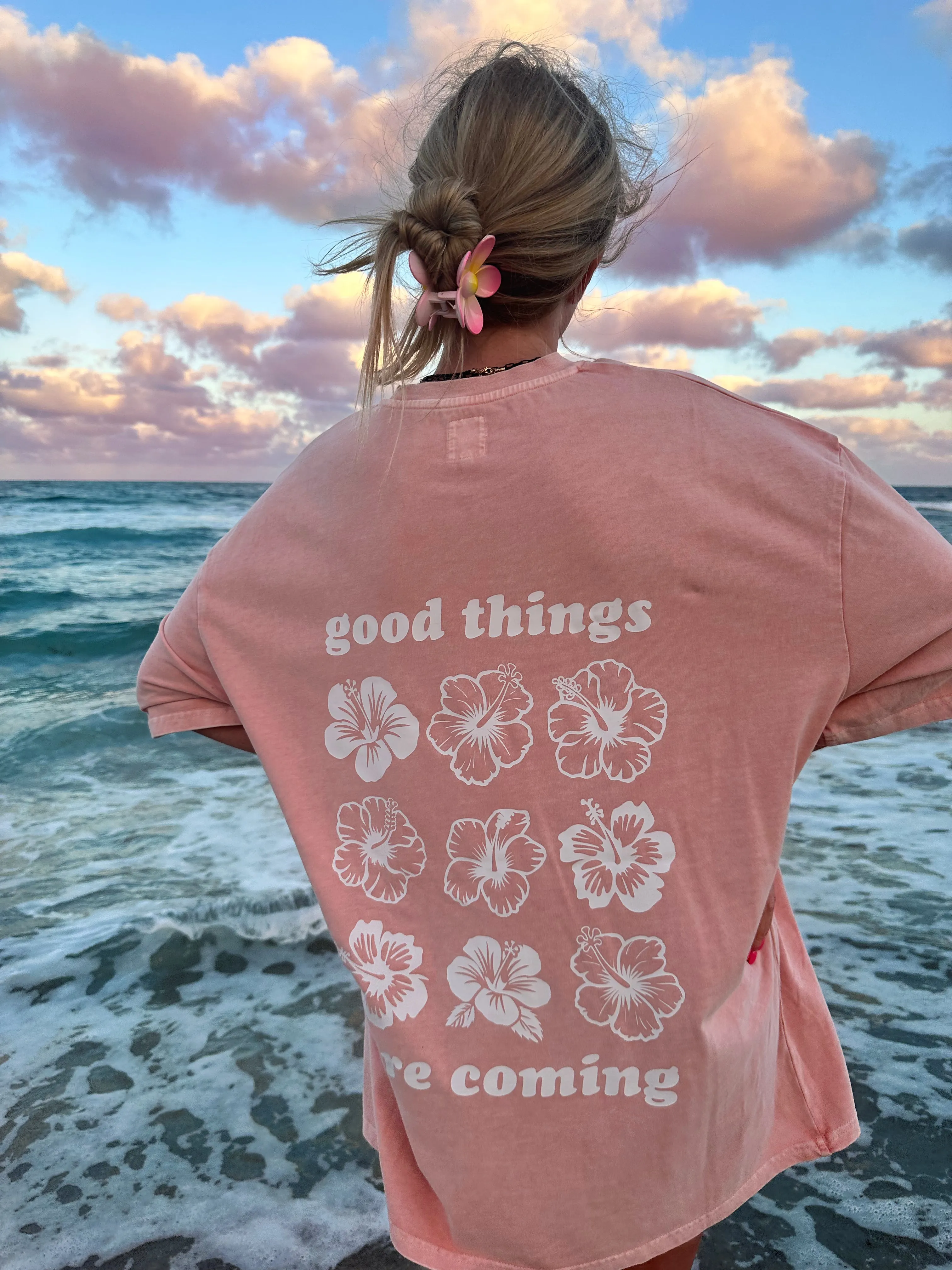 GOOD THINGS ARE COMING GRAPHIC FLOWER TEE